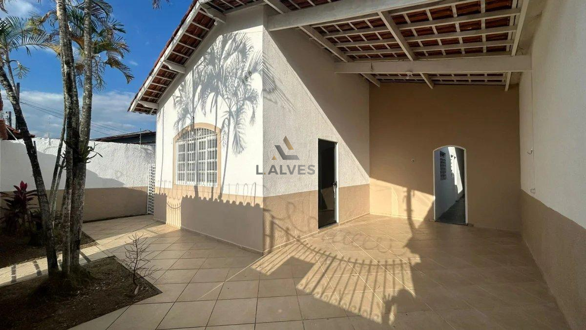 Casa à venda com 3 quartos - ,