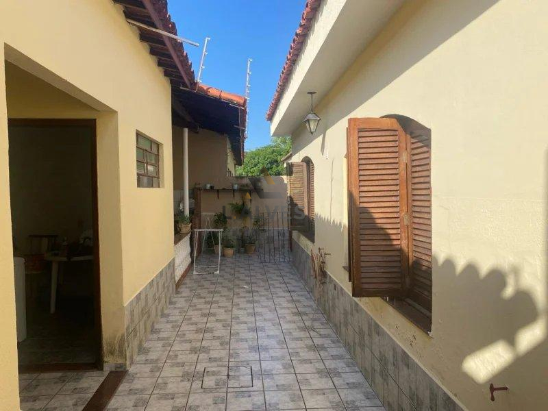 Casa à venda com 3 quartos, 220m² - ,